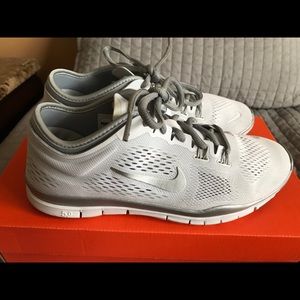 Women’s White Nike Sneakers 8.5